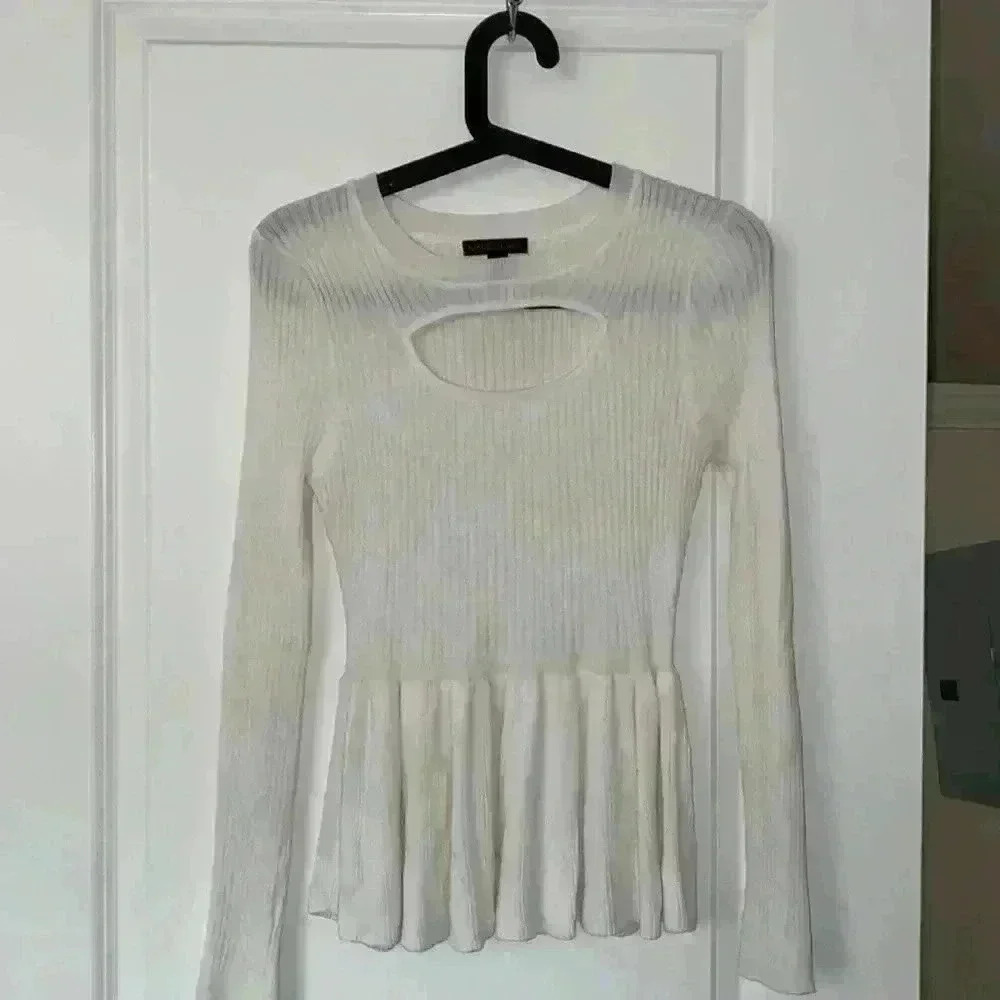 White sweater M